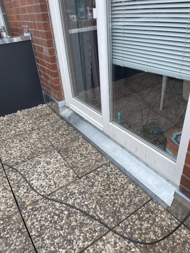 Glastür zu Terrasse, schwaabdachdeckerei