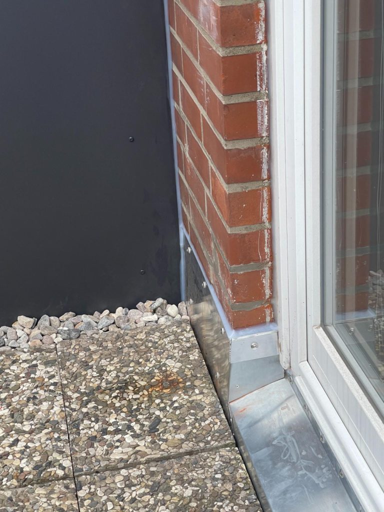 Glastür zu Terrasse, schwaabdachdeckerei